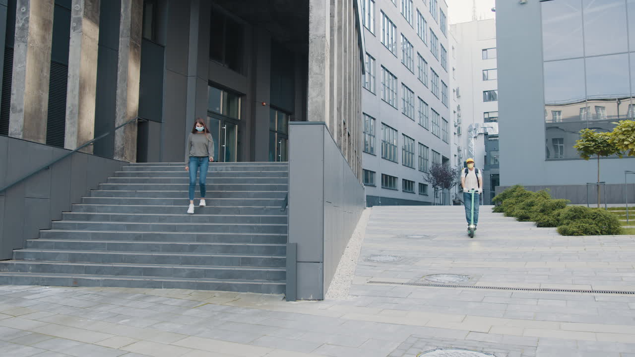 entrega de alimentos en la ciudad durante la pandemia