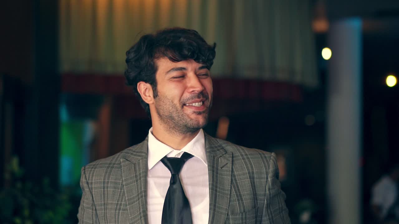 un hombre bailando con alegría y diversión