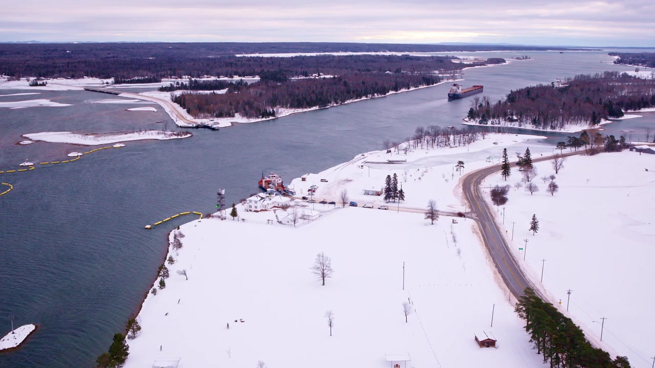 Dronekuva Suurten järvien rahtilaivasta lähestymässä Soo Locks -sulkuja.