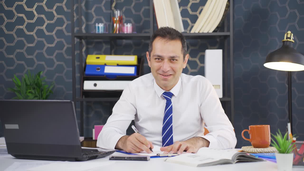 hombre de negocios asintiendo positivamente y positivamente a la cámara.