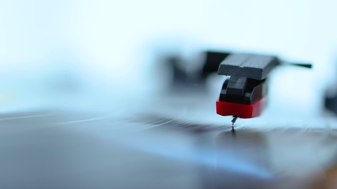 회전하는 비닐이 음악을 연주하는 오래된 레코드 플레이어