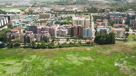 Vista-Panorámica-De-Drones-De-Mavic-Air-2-Dji,-Construcción-De-Una-Finca-En-La-Ciudad-De-Nairobi-Kenia,-Planta-De-Jacinto-De-Agua-Verde-En-La-Ciudad-De-Nairobi-Kenia