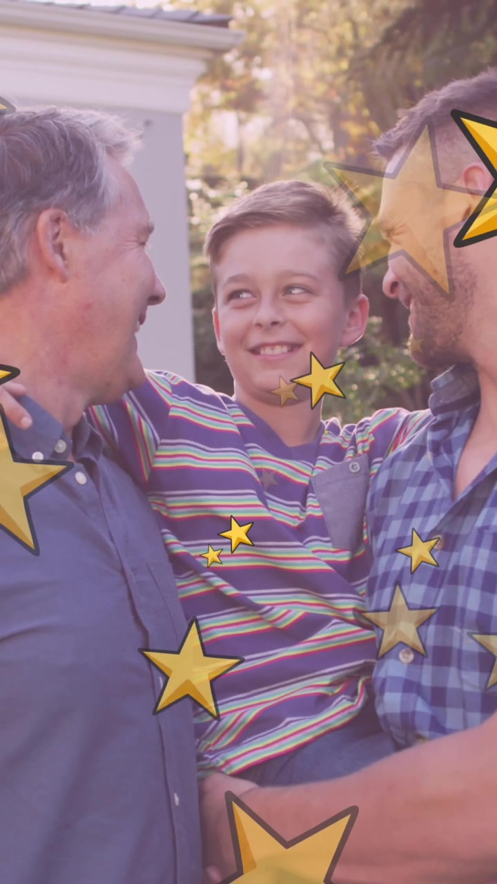 Animazione di stelle sopra un ragazzo caucasico felice con nonno e padre in giardino.