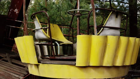 yellow basket of pripyat ferris wheel, close up zoom out view