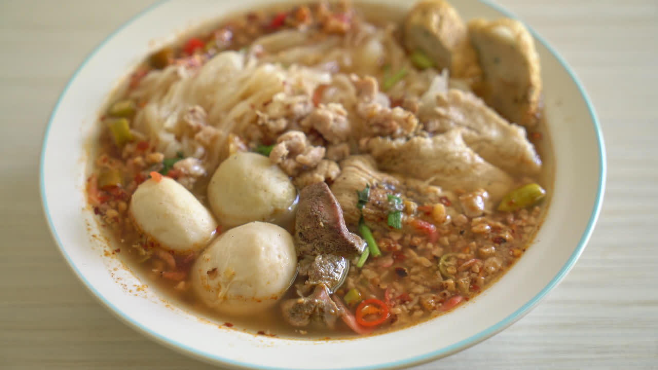 매운 수프에 돼지고기와 미트볼을 넣은 국수 또는 아시아 스타일의 똠얌 국수