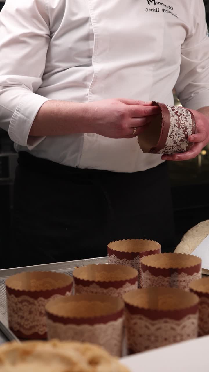 Kokk tilbereder påskebrød