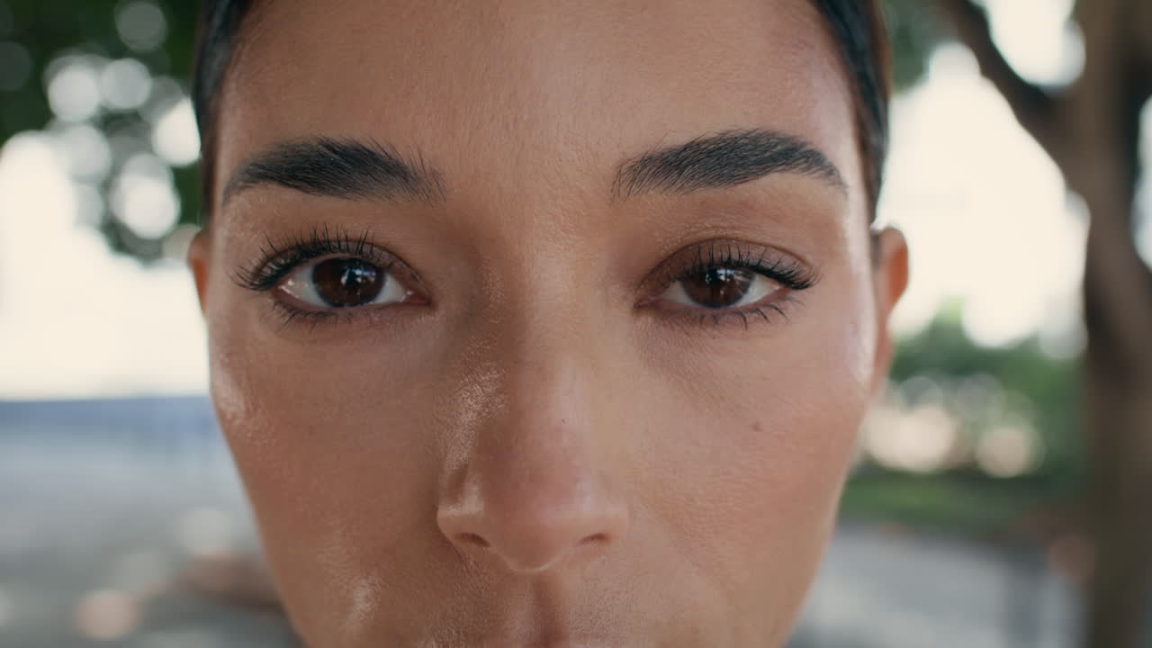 ojos de mujer joven hipnotizante mirando la cámara con confianza de cerca. señora seria