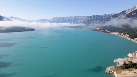 Vista-Aérea-Con-Nubes,-Lago-Y-Montañas-En-Alberta,-Canadá