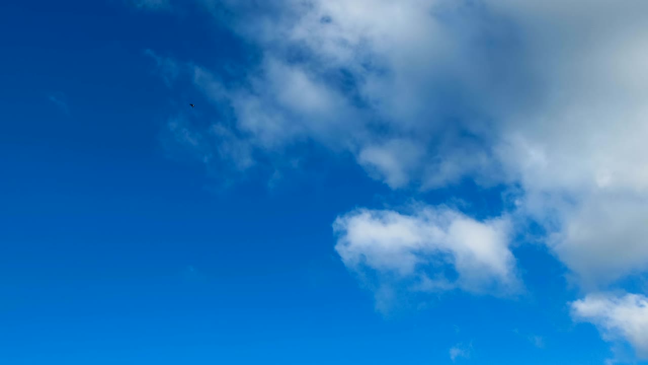 Nuvole in movimento nel cielo blu. Timelapse