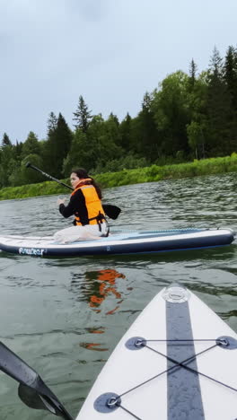 mujer haciendo paddleboard en un río