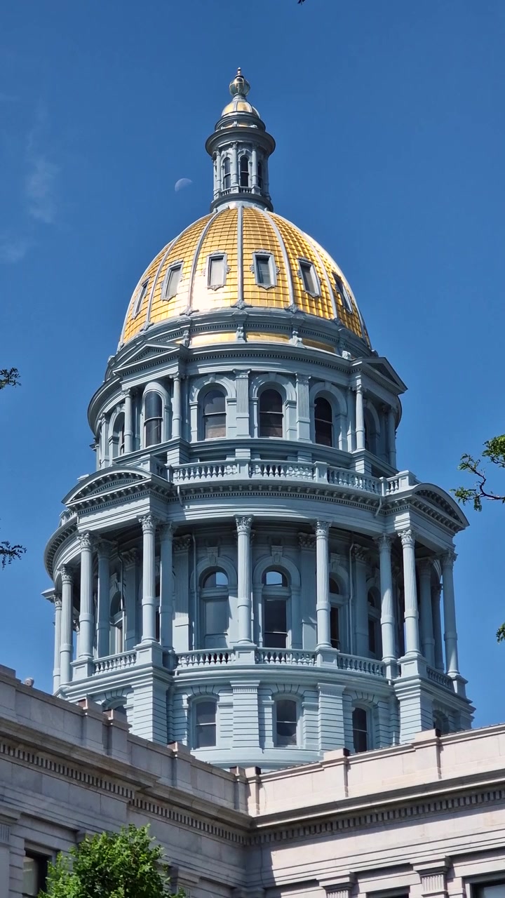 Vista Vertical da Cúpula e Exterior do Capitólio Estadual do Colorado em um Dia Ensolarado de Verão, Denver, EUA