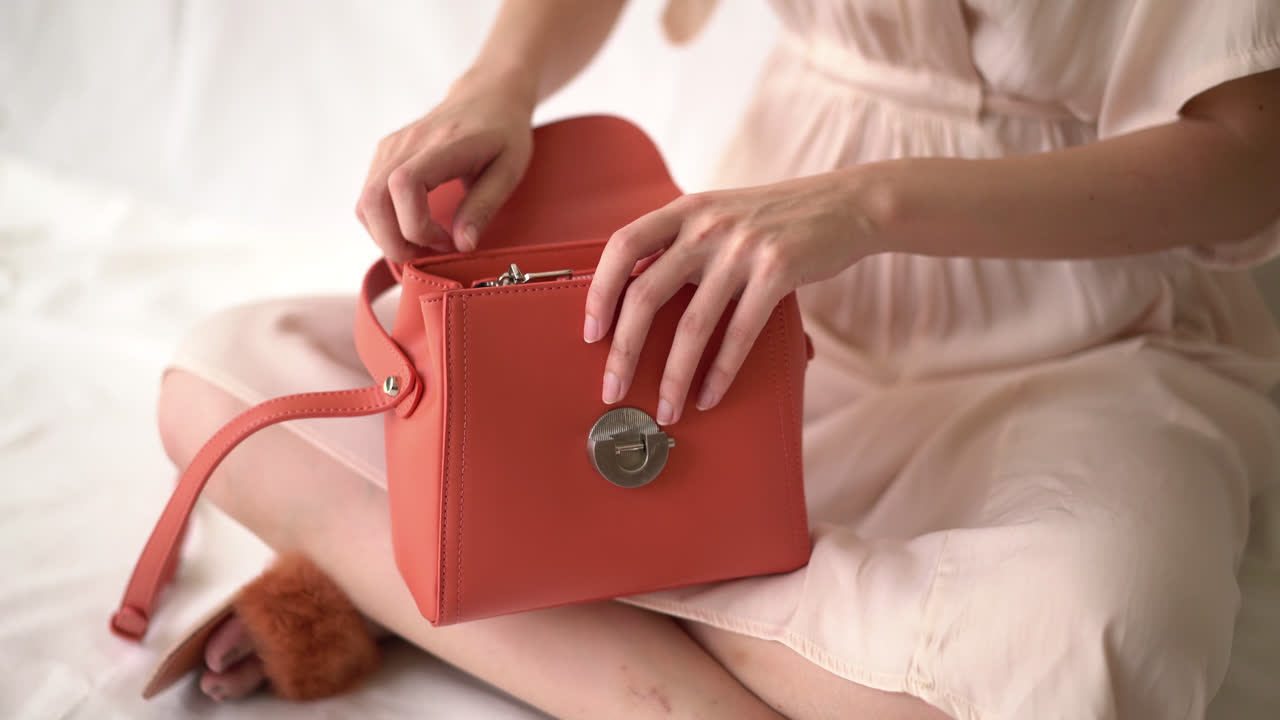 aprire a mano una borsa in pelle alla moda