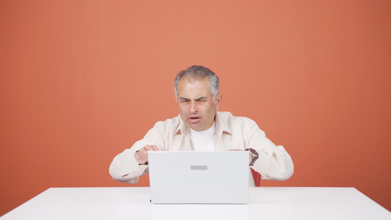 노트북을 보는 사람은 좌절합니다.