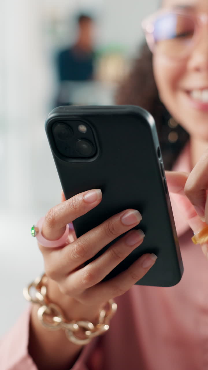 Donna sorridente con lo schermo dello smartphone