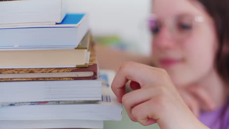 un joven estudiante cuenta el número de libros para leer