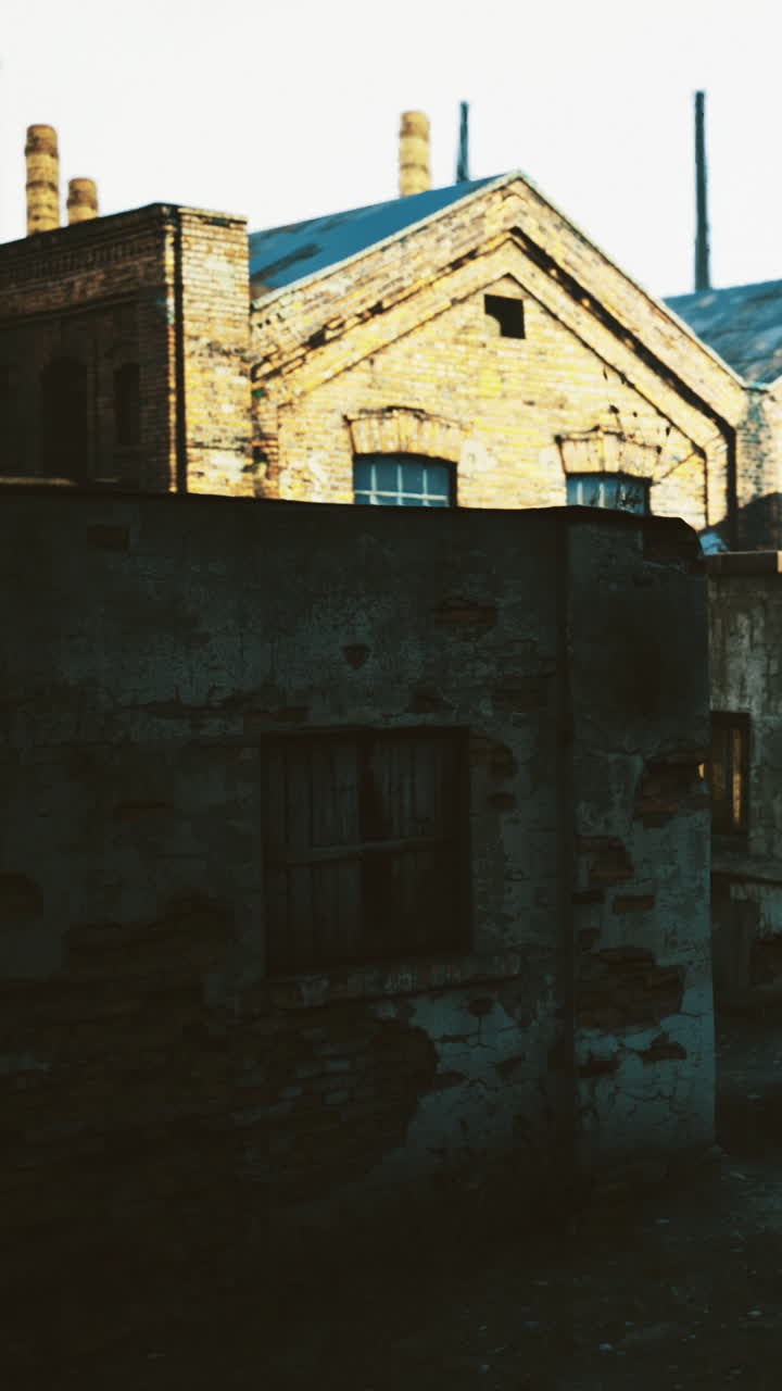 Vecchi edifici di fabbriche in una zona industriale tranquilla nel tardo pomeriggio.