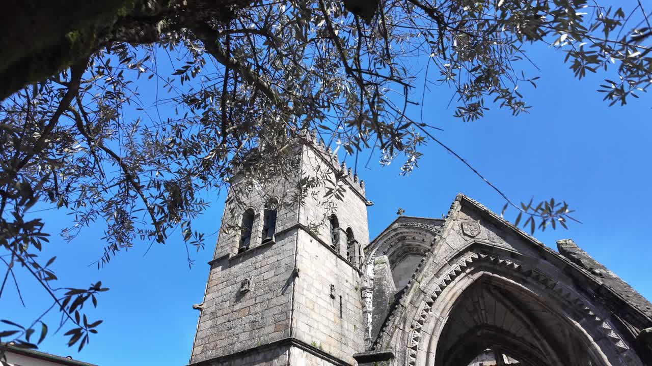 Guimarães bymonumenter, kollegiekirken Vor Frue af Oliventreet.