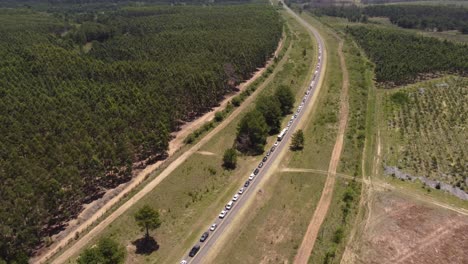 toma cenital de un dron de un atasco de tráfico en un camino rural entre la frontera argentina y uruguaya