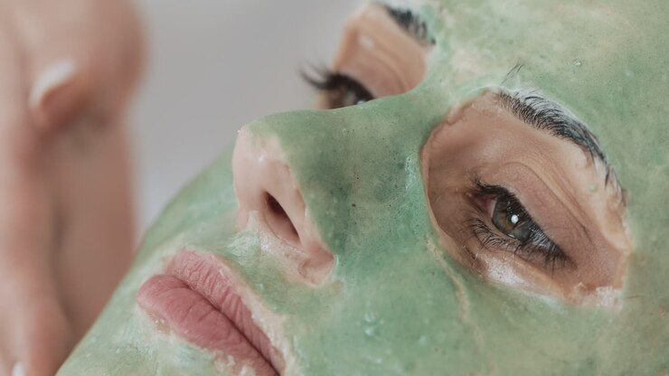 mujer con máscara facial