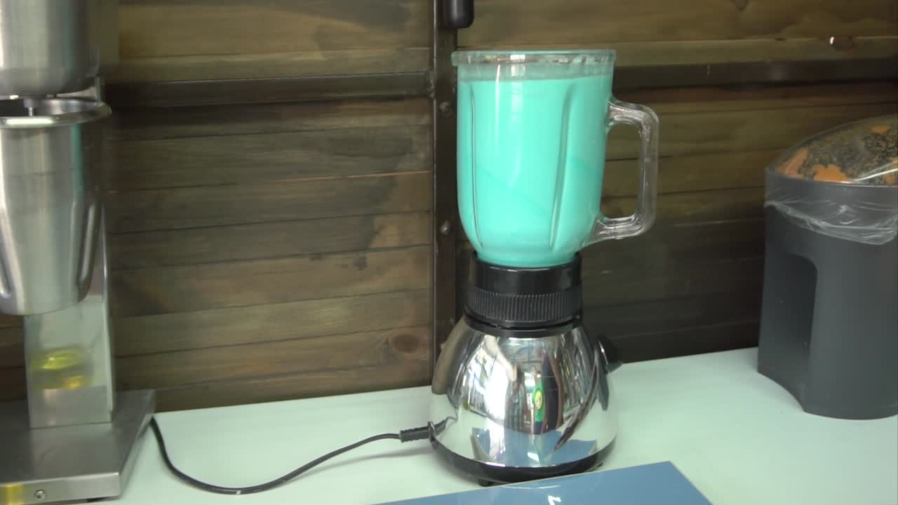 batido de color turquesa en una licuadora