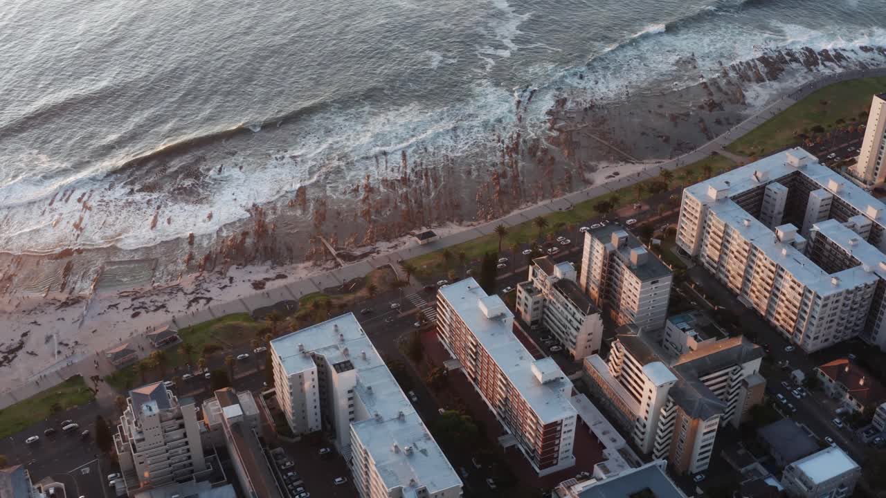 Kapstadens strandpromenad kantad av lägenheter med havsutsikt.