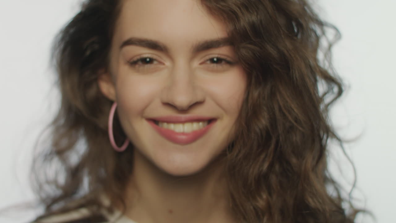 una mujer feliz con una cara sonriente.