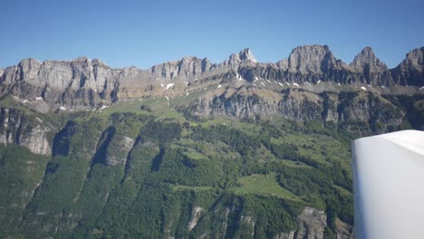 Fensteransicht-Aus-Dem-Inneren-Eines-Propellerflugzeugs