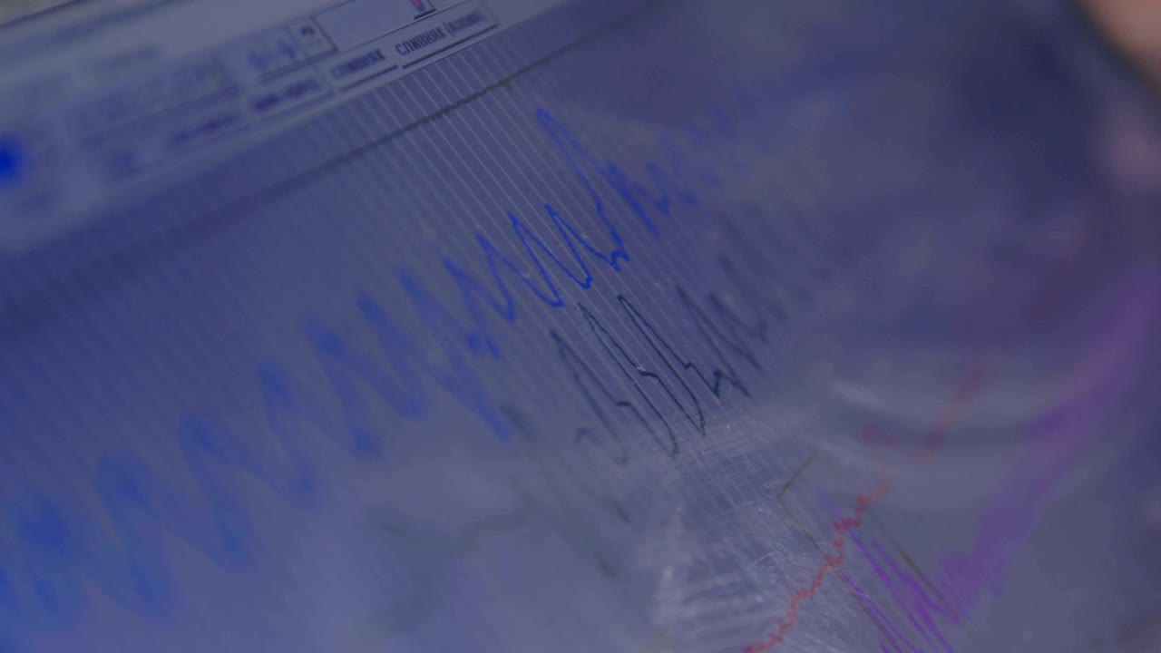 un primer plano de la pantalla de una computadora portátil de datos del polígrafo.