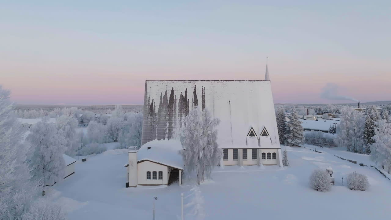 핀란드 라플란드의 은 겨울 아침, 살라 교회 주위를 돌고 있는 드론