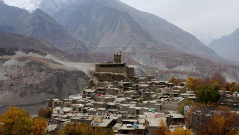 Ancient-Altit-fort-in-Karimabad,-fall-colors-in-Hunza-Valley,-Pakistan