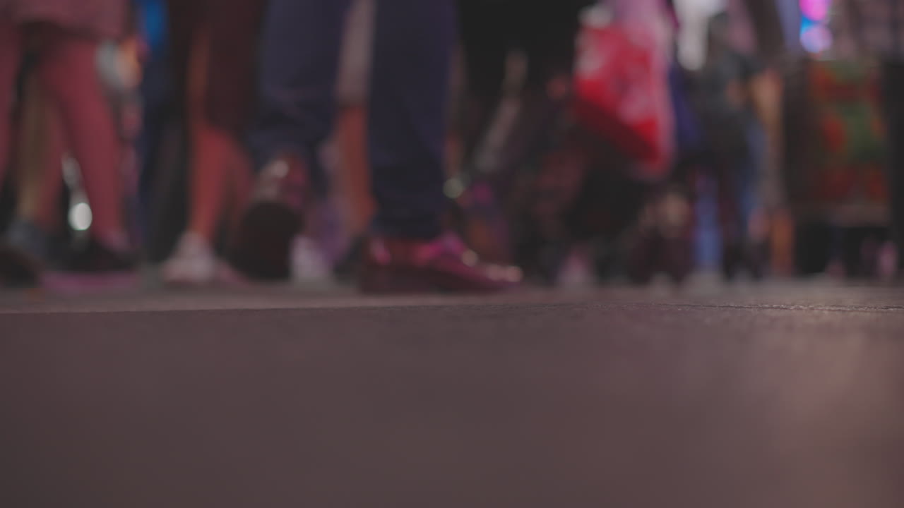multitud de personas caminando por una calle de la ciudad