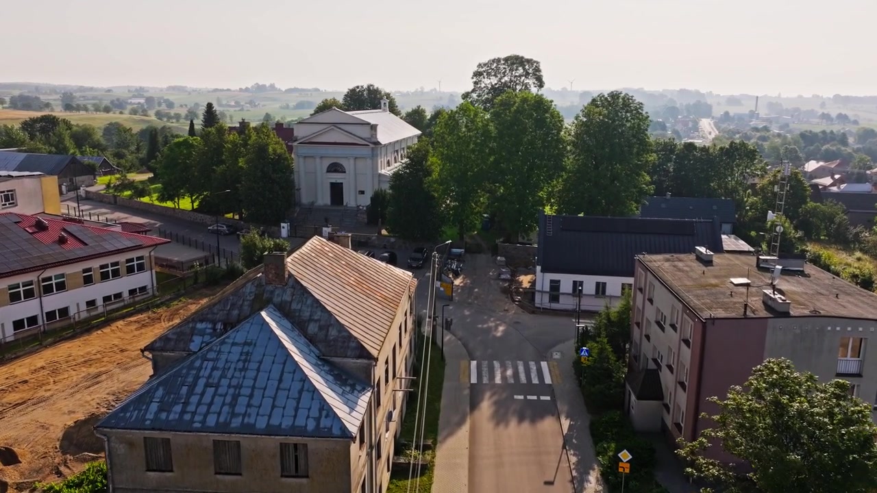 Einführende Drohnenaufnahme, die sich über einem friedlichen polnischen Stadtzentrum vorwärtsbewegt.