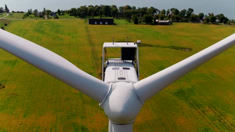 Windkraftanlage-Mit-Aufsteigender-Drohne,-Die-Zur-Inspektion-Der-Gondel-Und-Der-Propeller-Nach-Unten-Geneigt-Wird