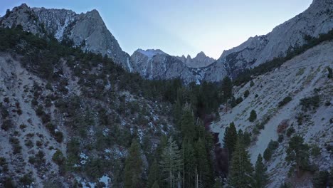 Hervorragende-Luftaufnahme-Des-Schneebedeckten,-Bewaldeten-Mount-Whitney-In-Den-Kalifornischen-Alabama-Hills