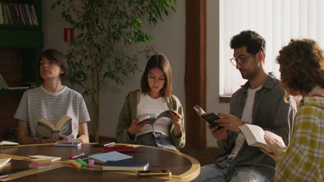 grupo de estudiantes que estudian en una biblioteca