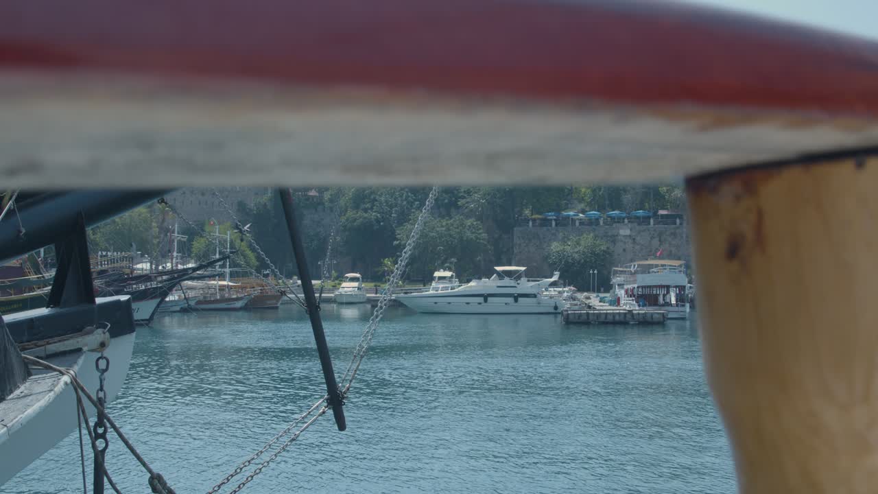 marina de antalya con el castillo de antalia