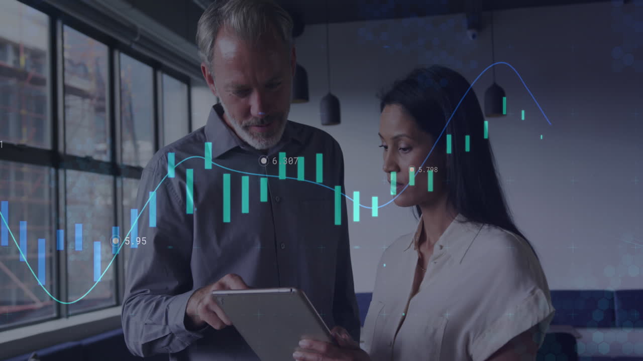 animación del procesamiento de datos contra hombres y mujeres diversos discutiendo sobre una tableta en la oficina