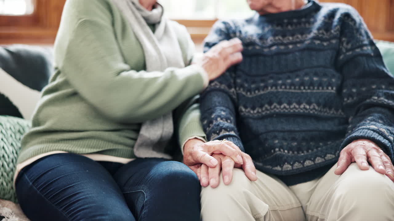 시니어, 커플과 공감하기 위해 손을 잡고
