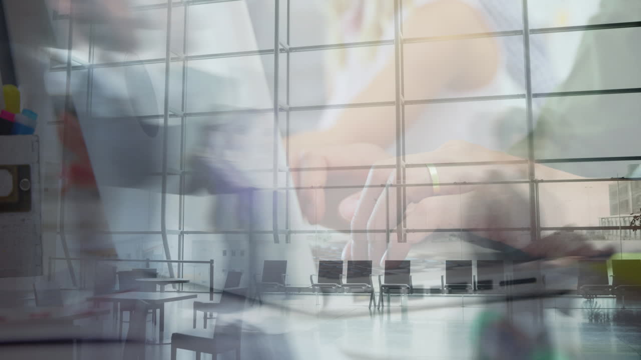 animación de manos usando una computadora portátil en la oficina sobre pasajeros acelerados caminando en un edificio moderno