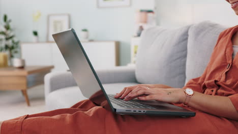 Portátil,-Freelancer-Y-Mujer-Escribiendo-En-Un-Teclado