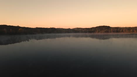 niebla espesa en la mañana a través de la superficie de un lago