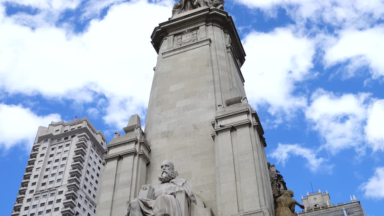 Monumento a Miguel de Cervantes. Madrid, Spagna. Si trova in Piazza di Spagna, vicino al Palazzo Reale.