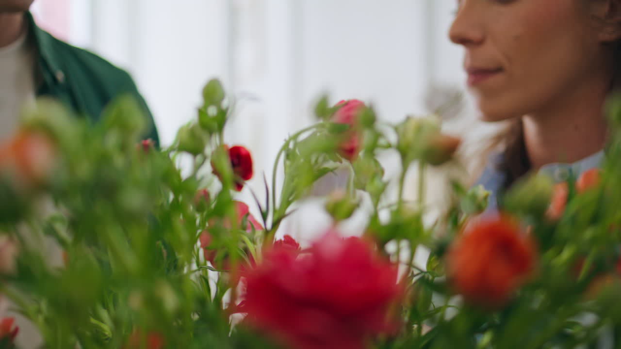 una pareja casada disfruta de rosas en una floristería. dos amantes compran un ramo.