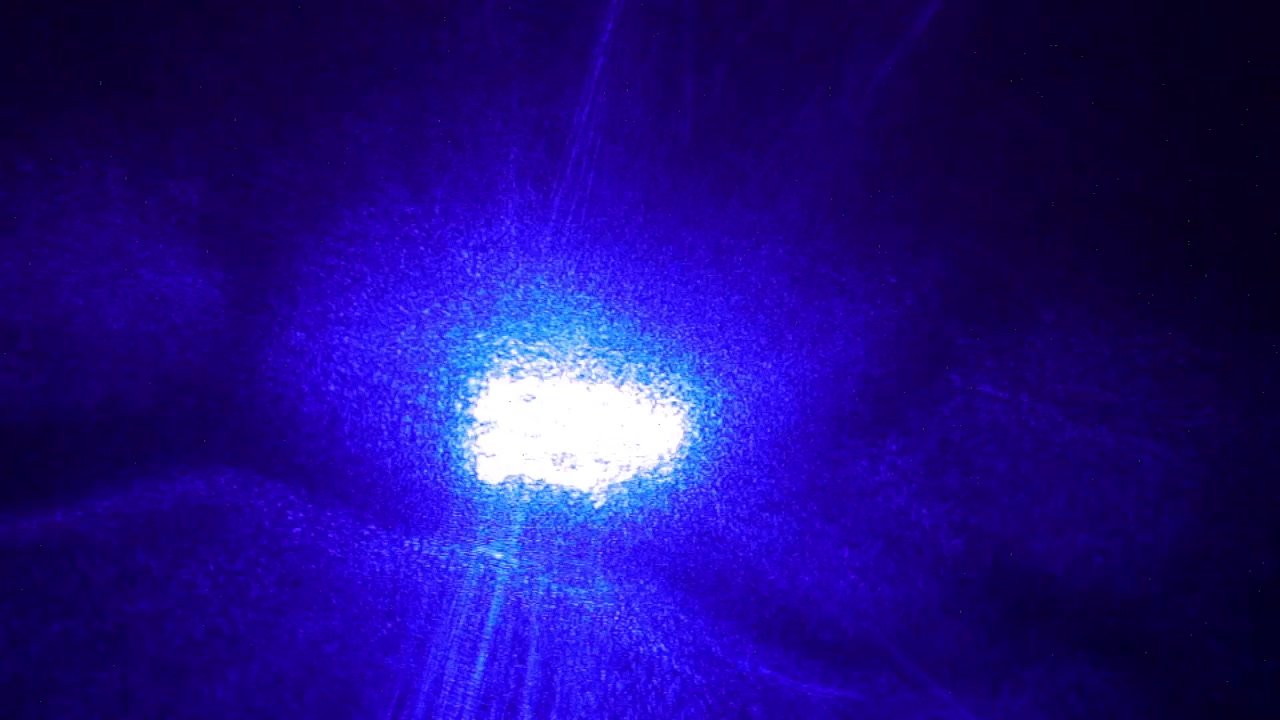 Raggio di luce blu astratto che appare e svanisce su sfondo scuro