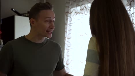 una pareja discutiendo en la cocina.