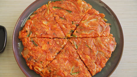 Koreanischer-Kimchi-pfannkuchen-Oder-Kimchijeon---Gebratenes-Gemischtes-Ei,-Kimchi-Und-Mehl---Koreanischer-Essensstil