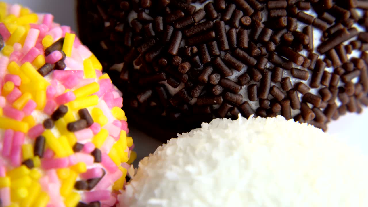 los dulces suaves recubiertos de varios colores están girando en la mesa giratoria.