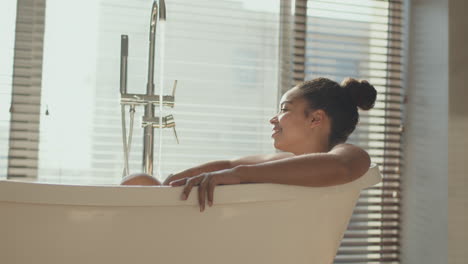 mujer relajándose en una bañera