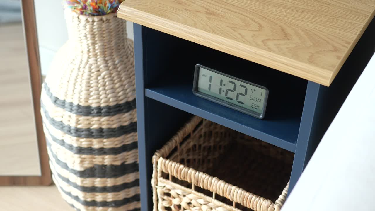 디지털 시계와 장식 바구니가 있는 나이트 스테이크