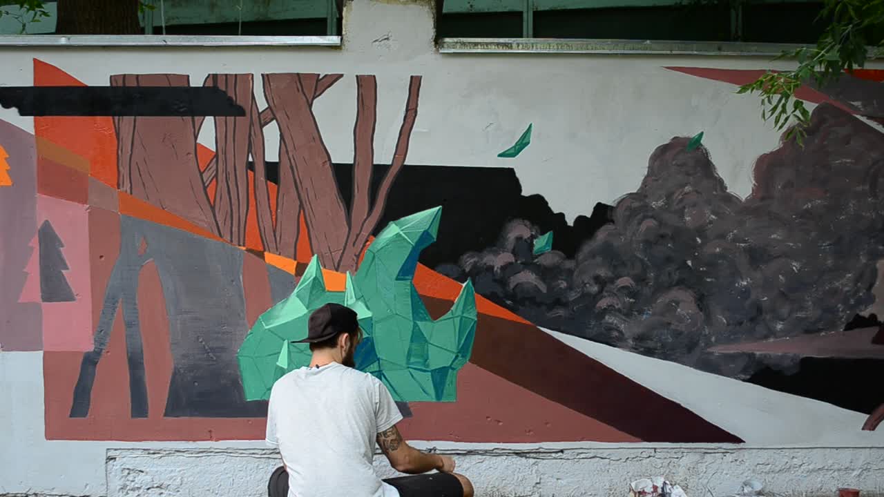 Processo di Creazione di Graffiti, Recinzione. L'Artista Disegna Graffiti